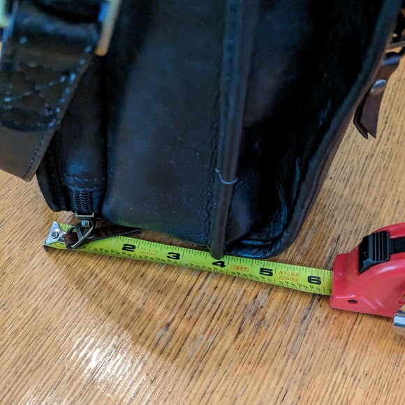 LAND Genuine Leather Cross Body handbag, organizer, lots of pockets - Picture 9 of 14